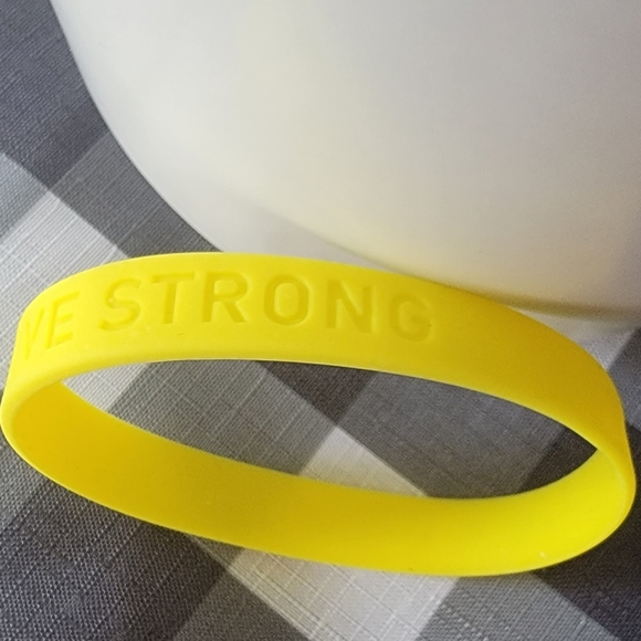 LIVE STRONG BRACELET Yellow Wristband LIVESTRONG Women Men Kids Motivational - Picture 3 of 6